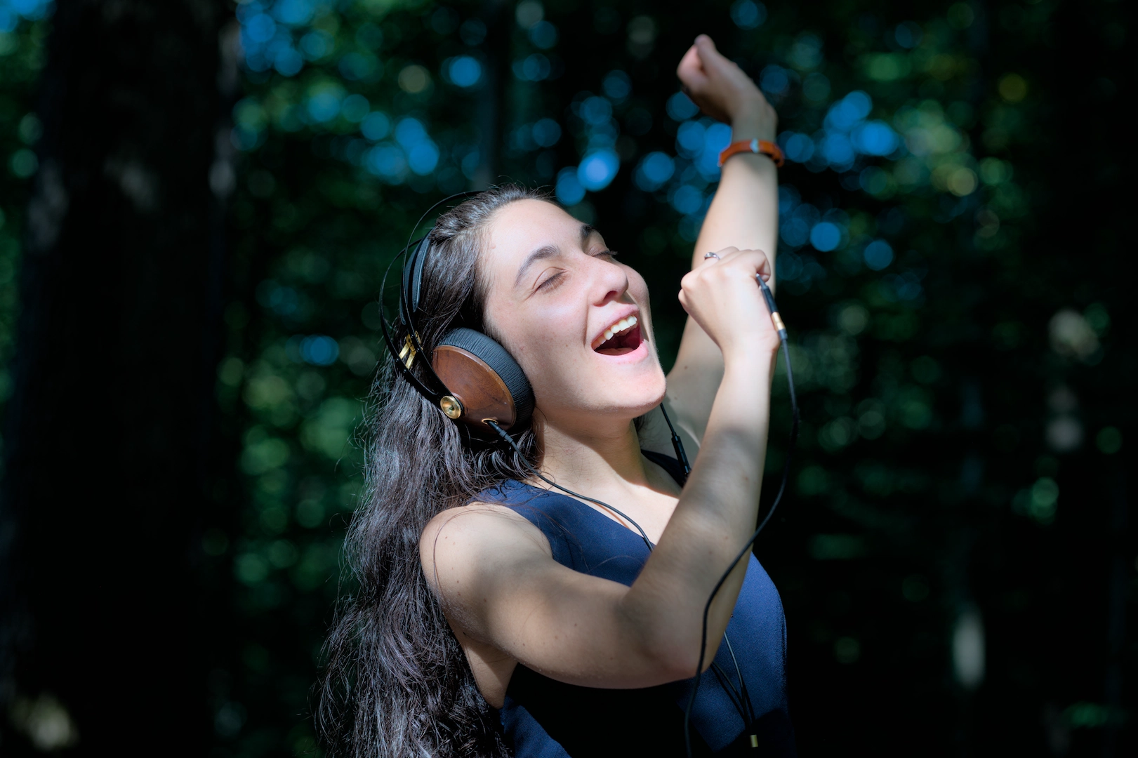 Anaëlle en train de chanter pour son coaching audio sur le manque de confiance en soi